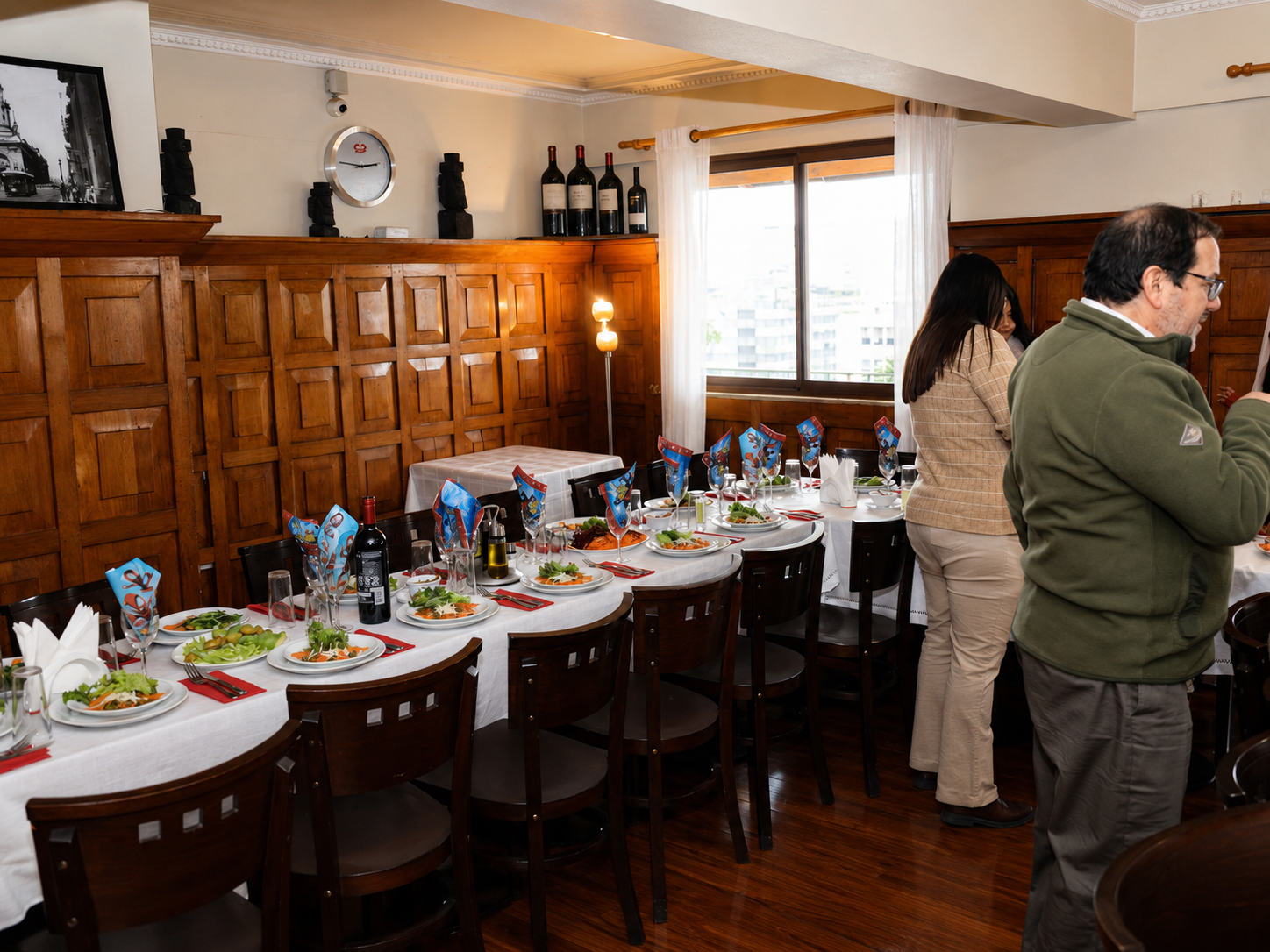 Salon preparado para almuerzo grupal en Sportsmen Club
